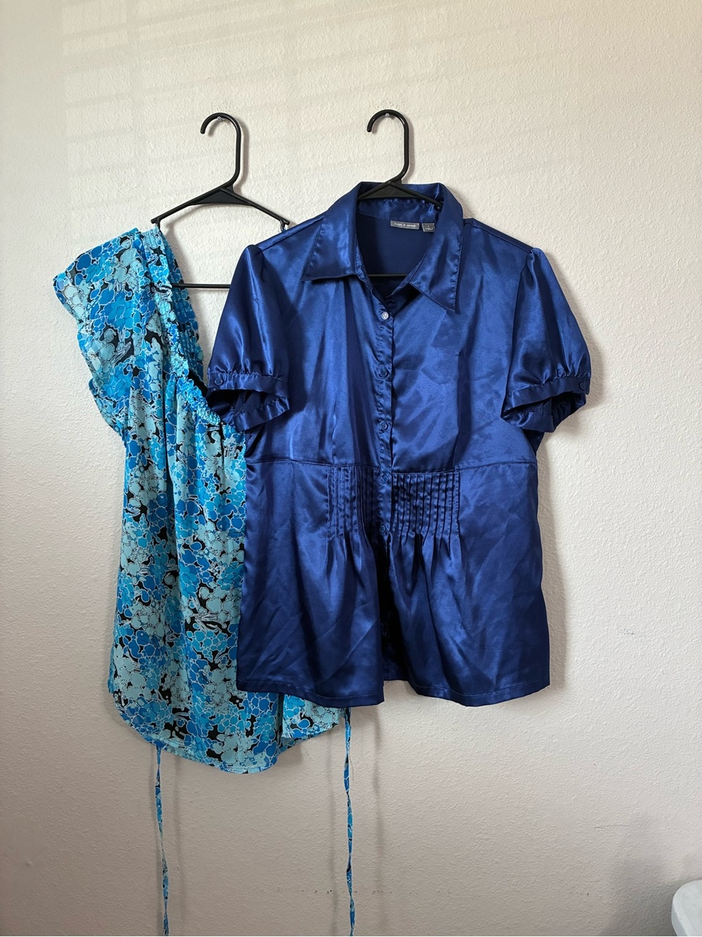 Women’s 2 blue blouse lot Croft & Barrow botanical print & Apt 9 shiny